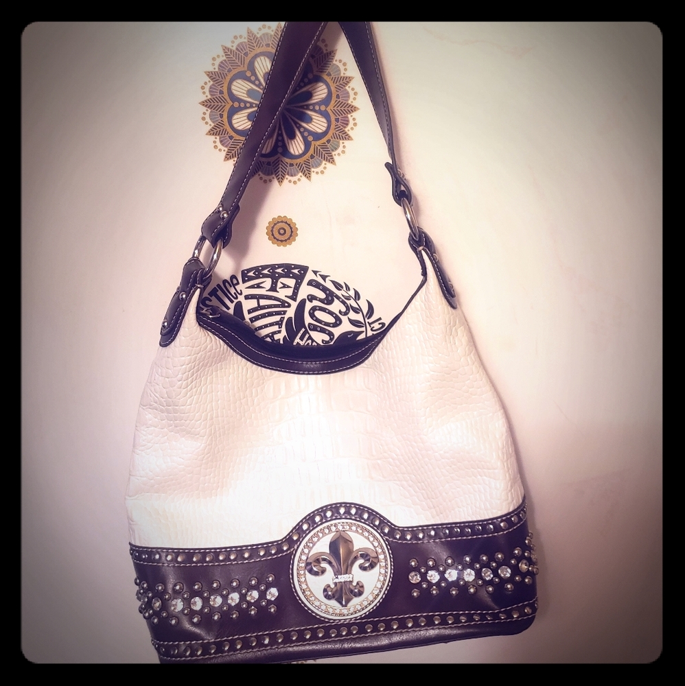 White feaux snake skin purse!!